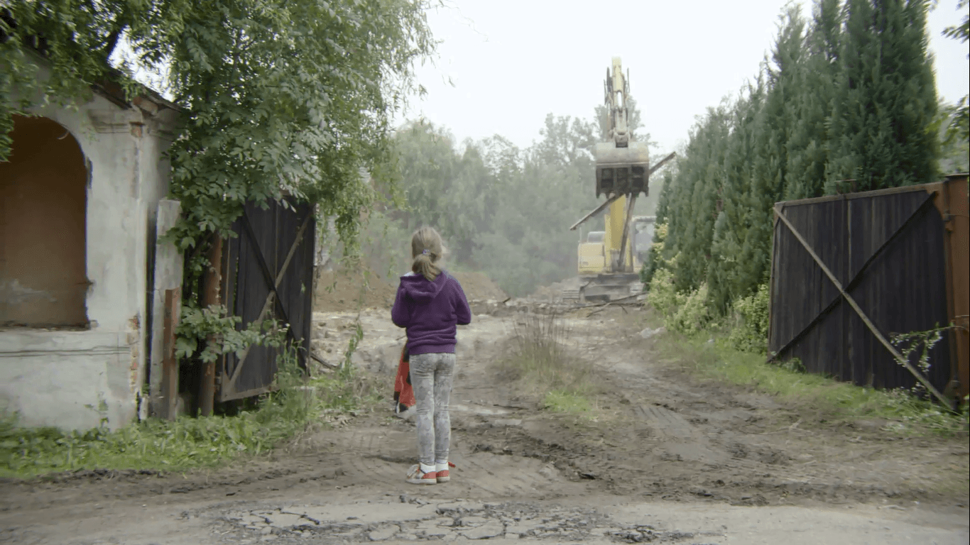 Dziewczynka wchodząca na plac budowy
