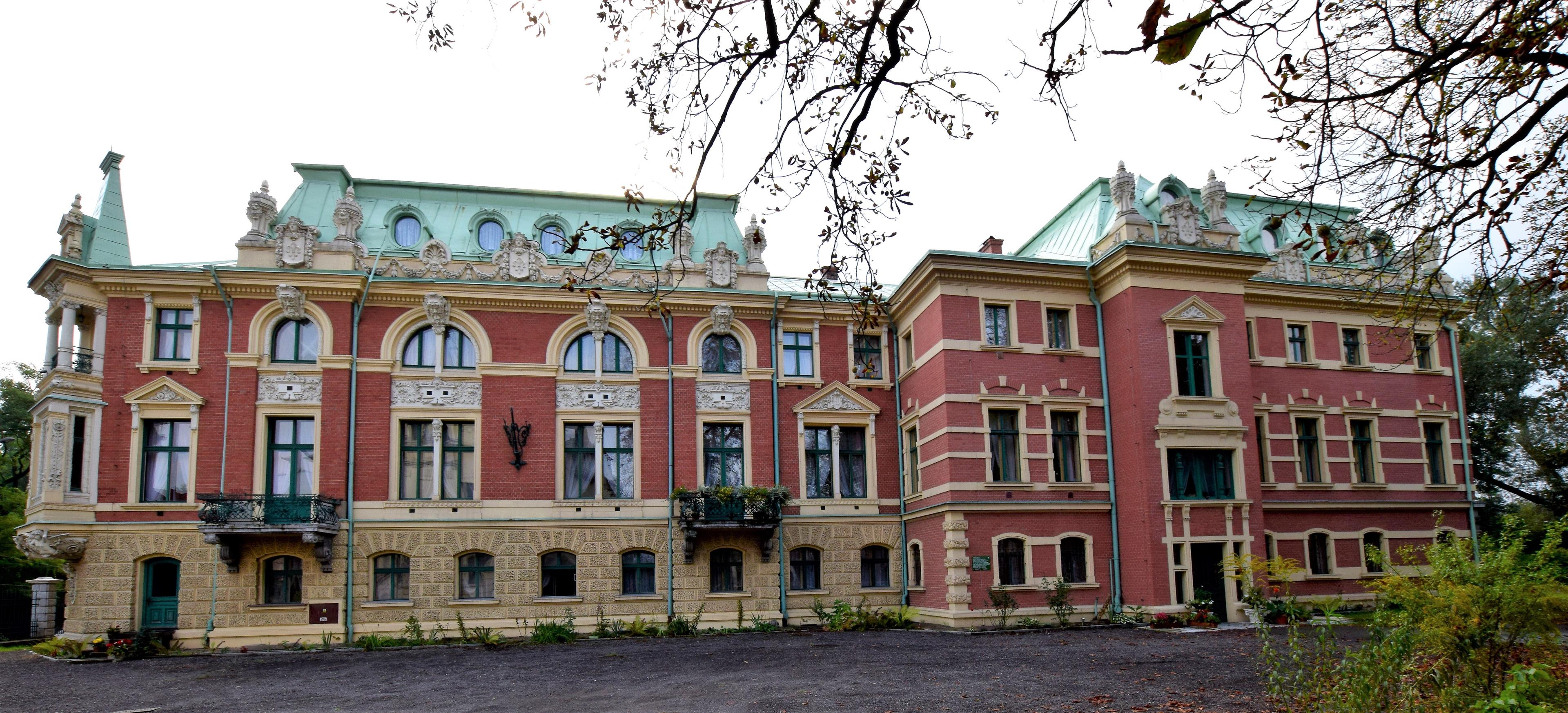 Ogromny, wyremontowany pałac